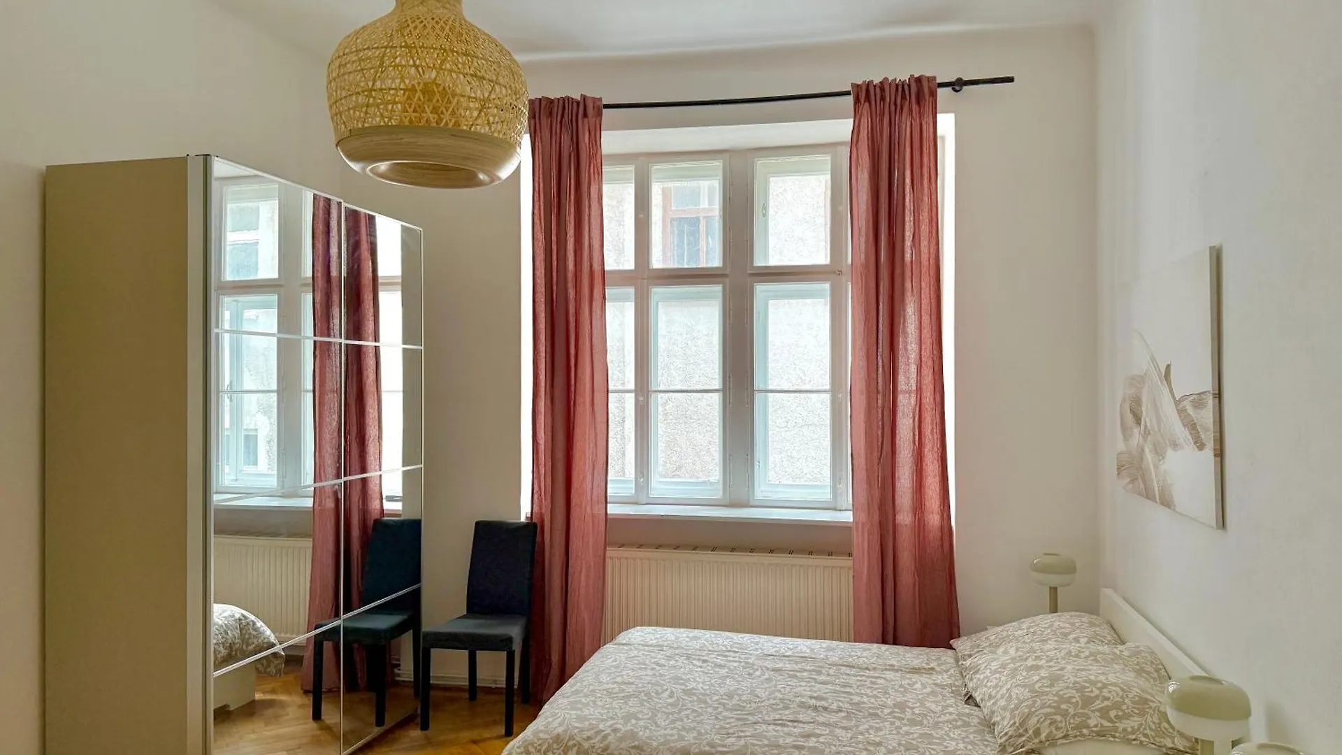 Spacious Stylish Apartment With Free Parking