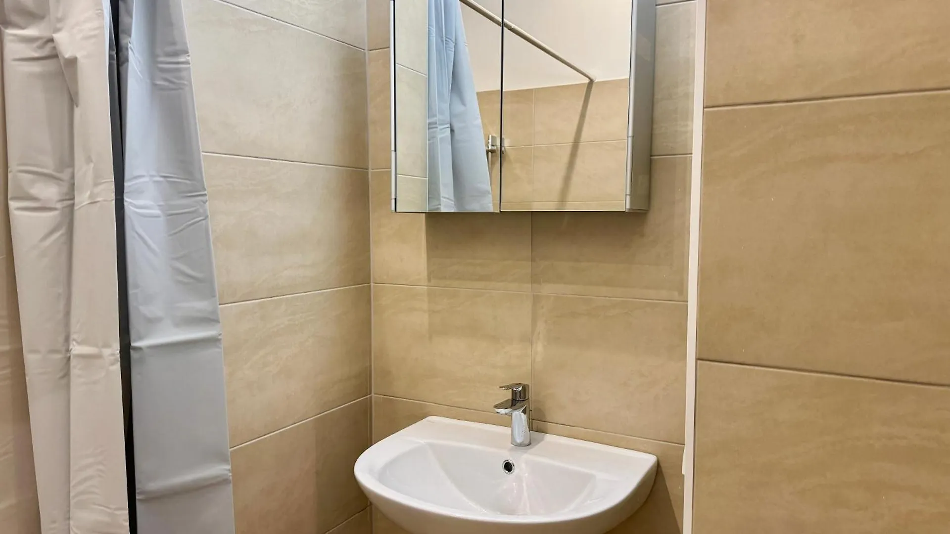 Spacious Stylish Apartment With Free Parking