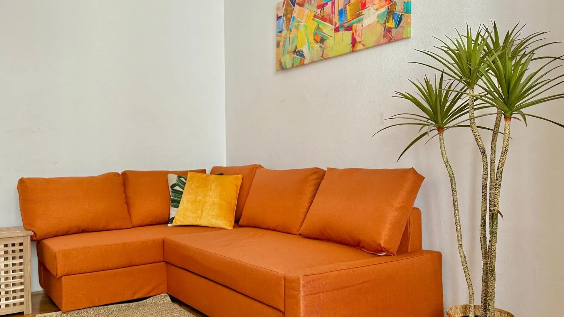 Spacious Stylish Apartment With Free Parking