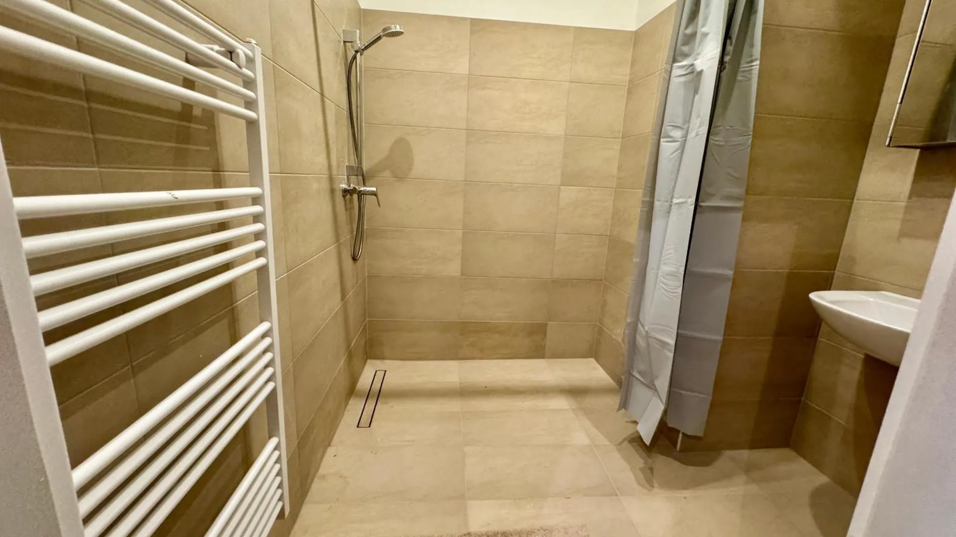 Spacious Stylish Apartment With Free Parking